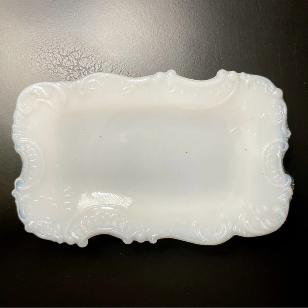ANTIQUE, MILK GLASS VANITY TRAY. IN VERY GOOD CONDITION. 5” X 3”